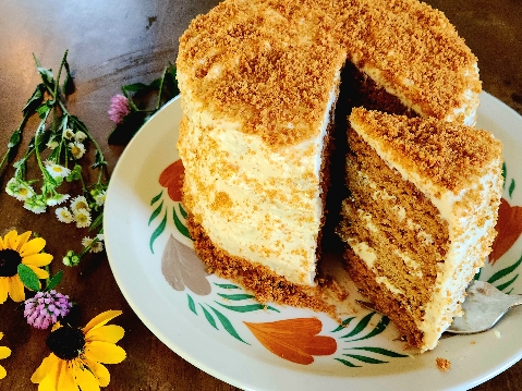 Traditional Honey Cake: Healthy Ukrainian Medivnyk